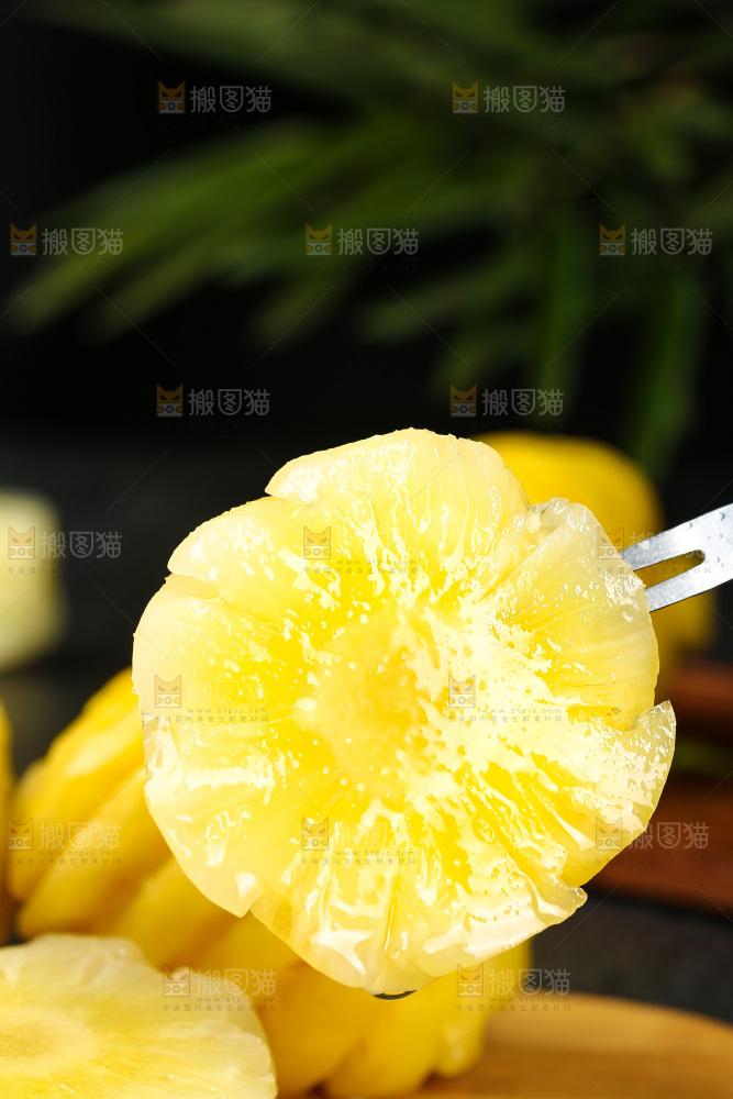 叉子上插着小菠萝果肉