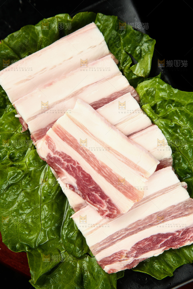 一盘切片的五花肉