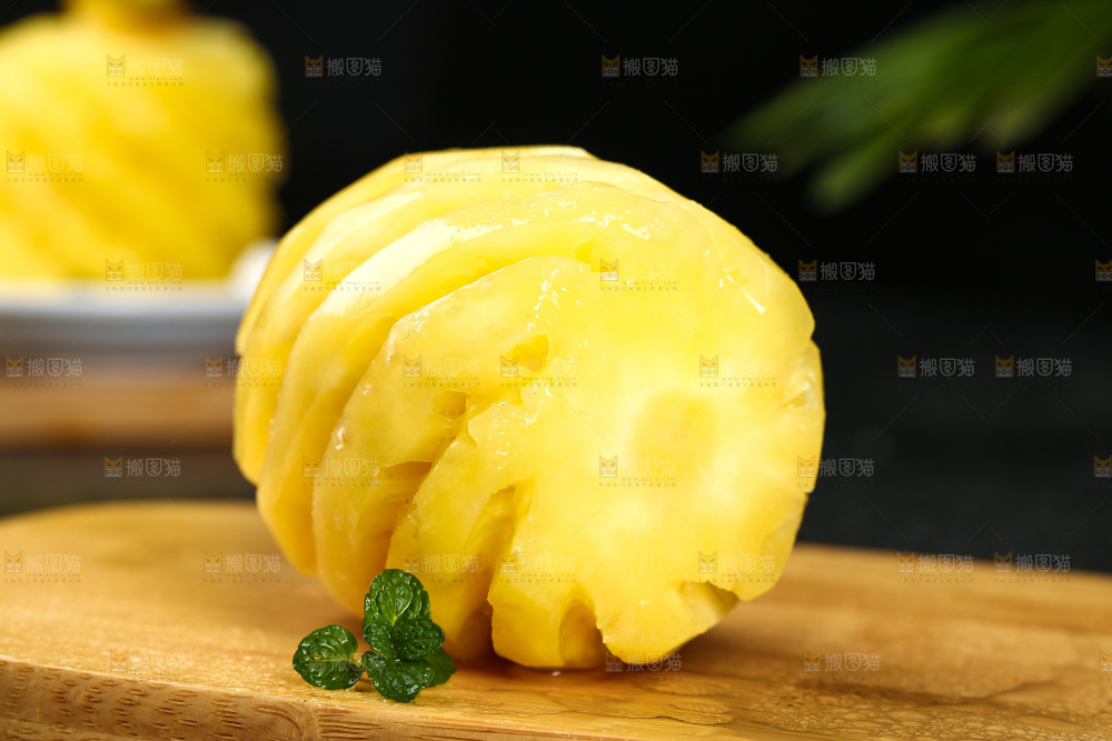 木板上的削皮小菠萝