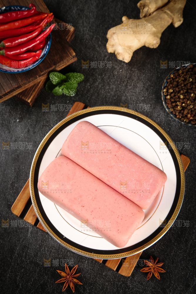 木板上放着一盘火腿肠