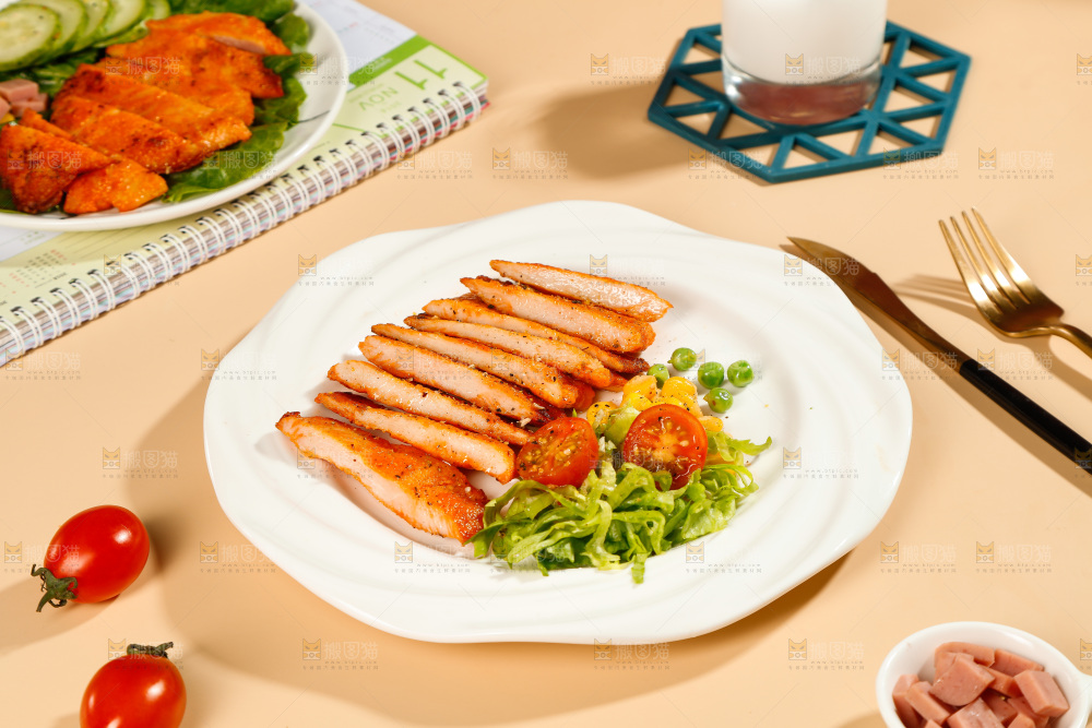 浅底上放着一盘鸡排肉