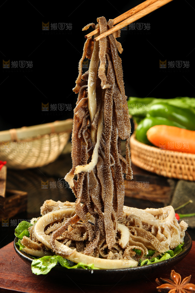 筷子上夹着黑千层肚