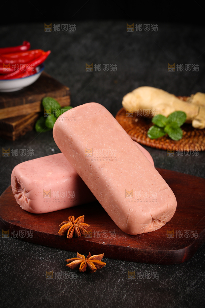 木板上放着午餐肉