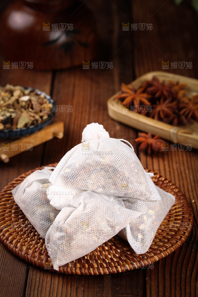 竹垫子上放着卤料包