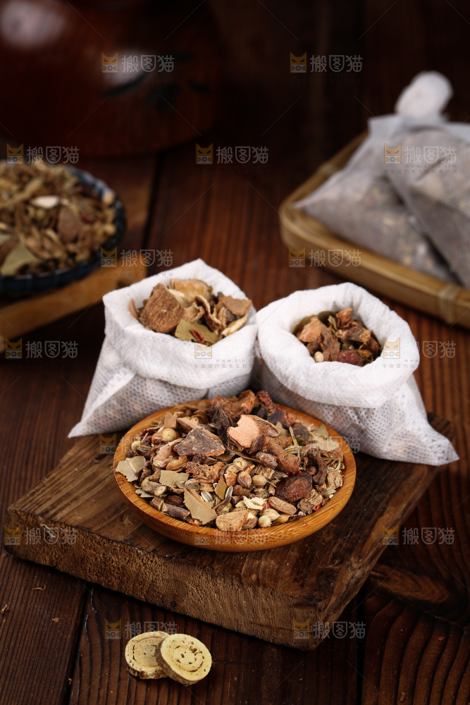 木底上放着卤料包