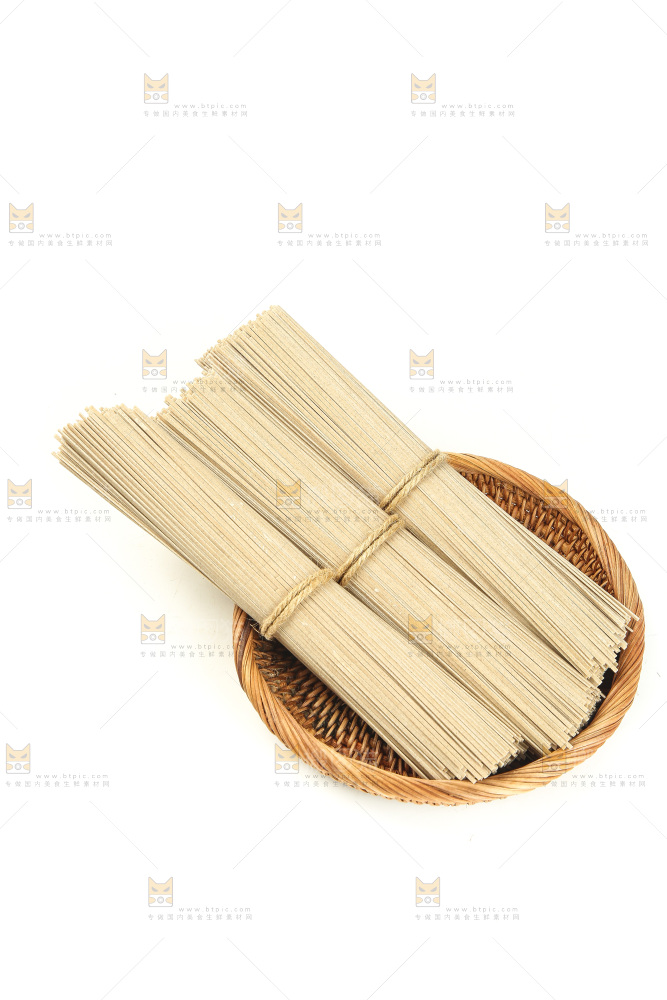 篮子里装着荞麦挂面