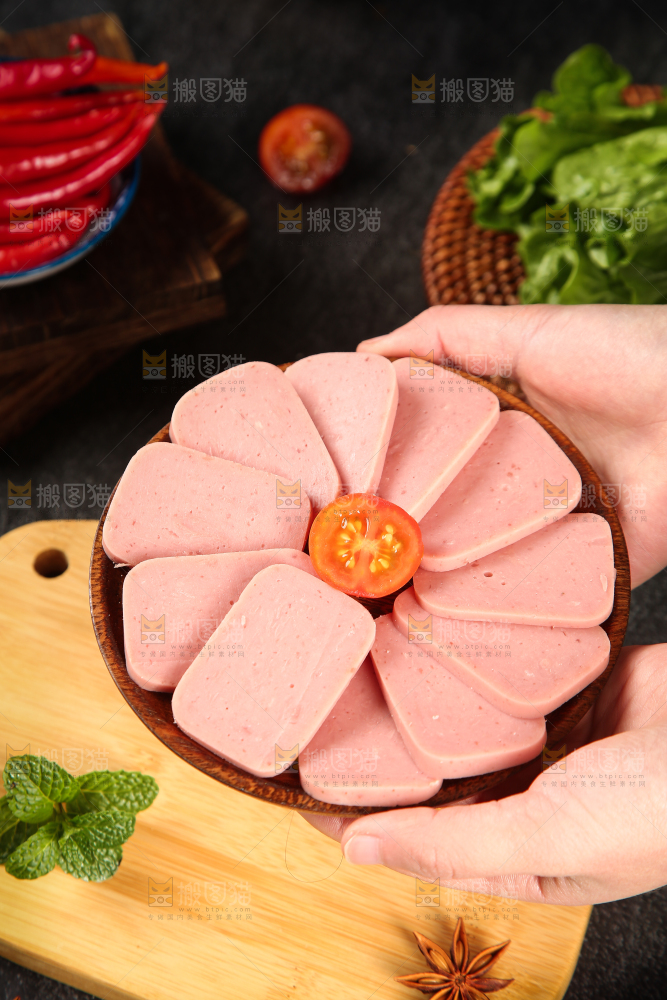 手里端着一盘午餐肉肠片