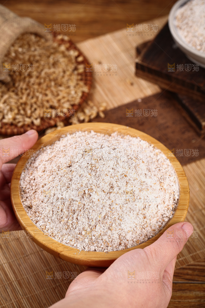 手里端着一盘黑全麦粉