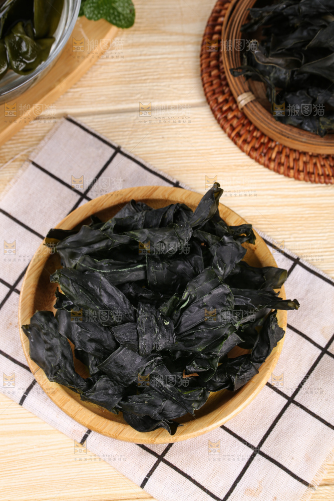 格子布上放着一盘干海带结