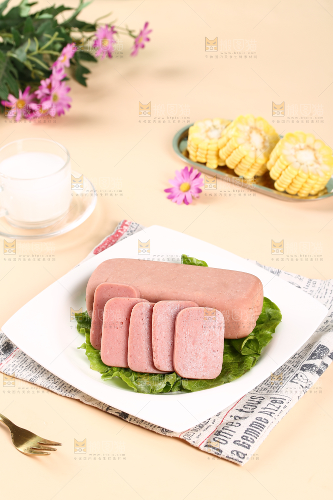 桌上放着一盘午餐肉