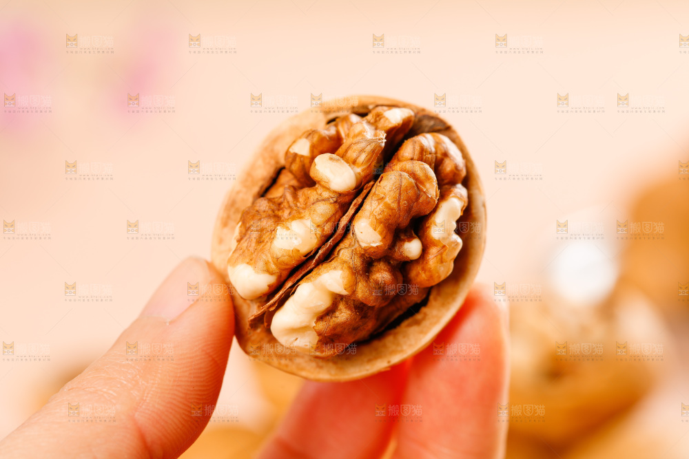 手上拿着纸皮核桃