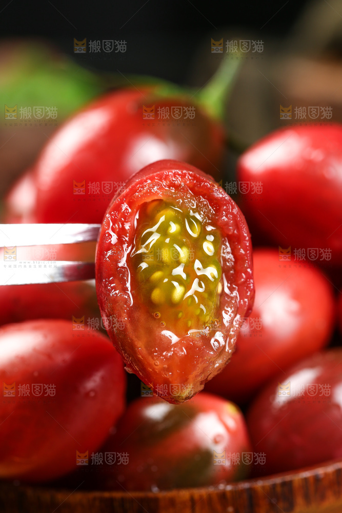 叉子上叉着小番茄