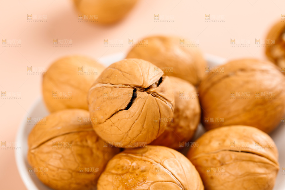 一盘纸皮烤核桃