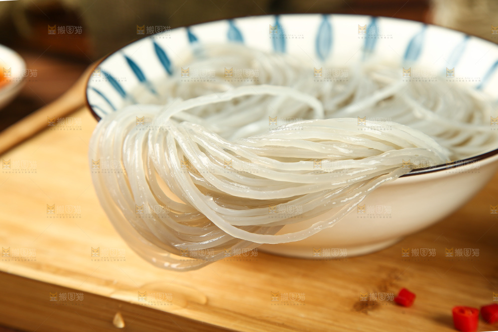 碗里装着泡开的红薯粉条
