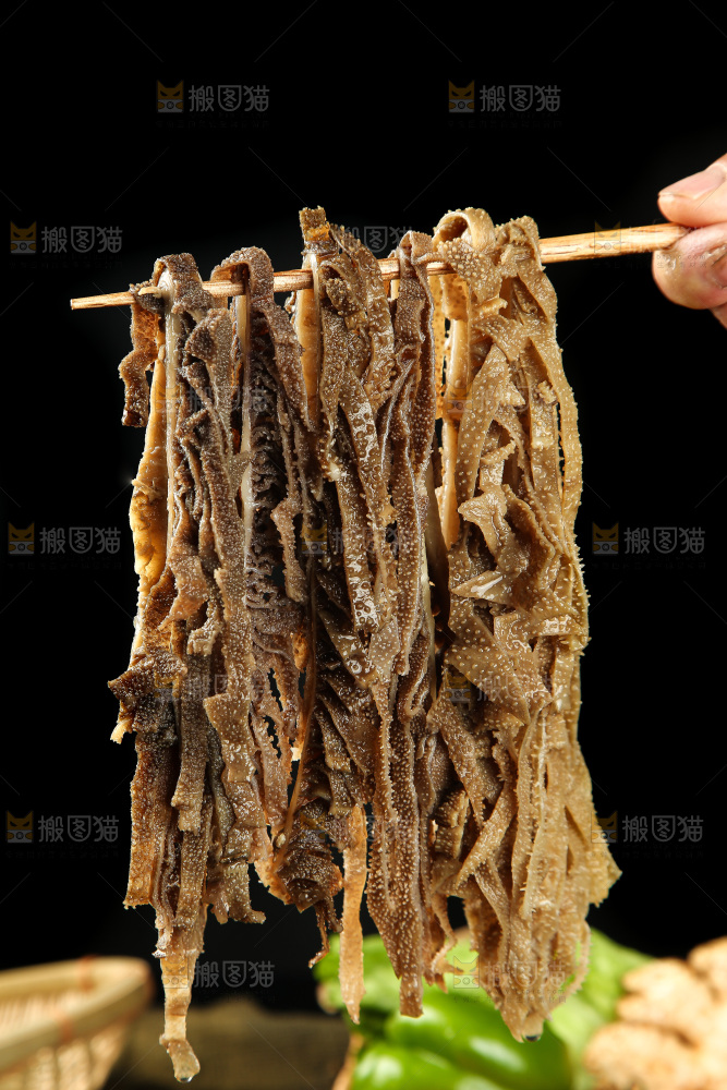 筷子上夹着黑千层肚