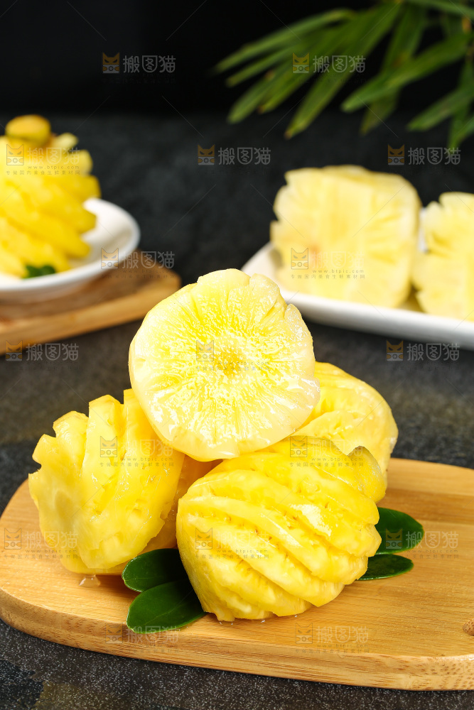 木板上的削皮小菠萝