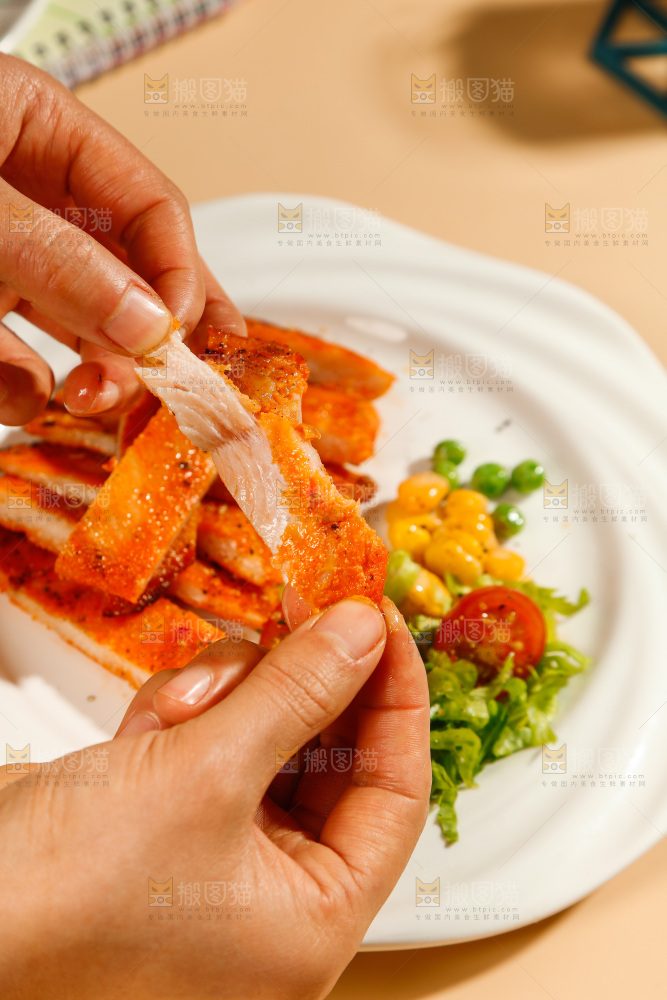 手里拿着鸡肉