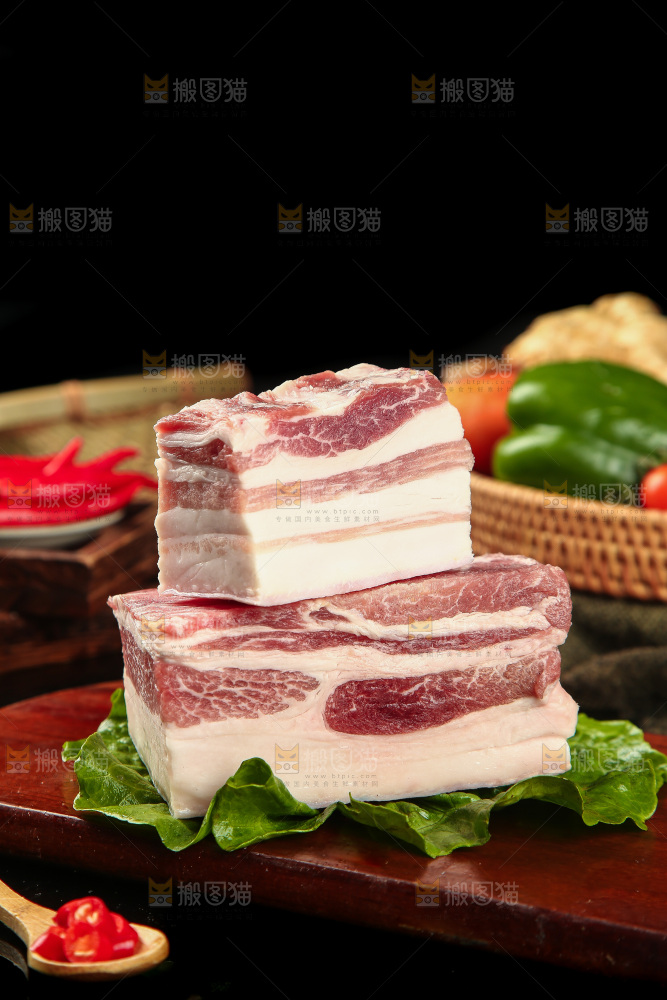 木板上放着带皮五花肉