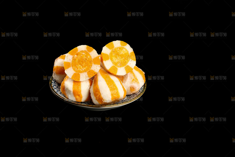 黑底上放着一盘心鱼丸