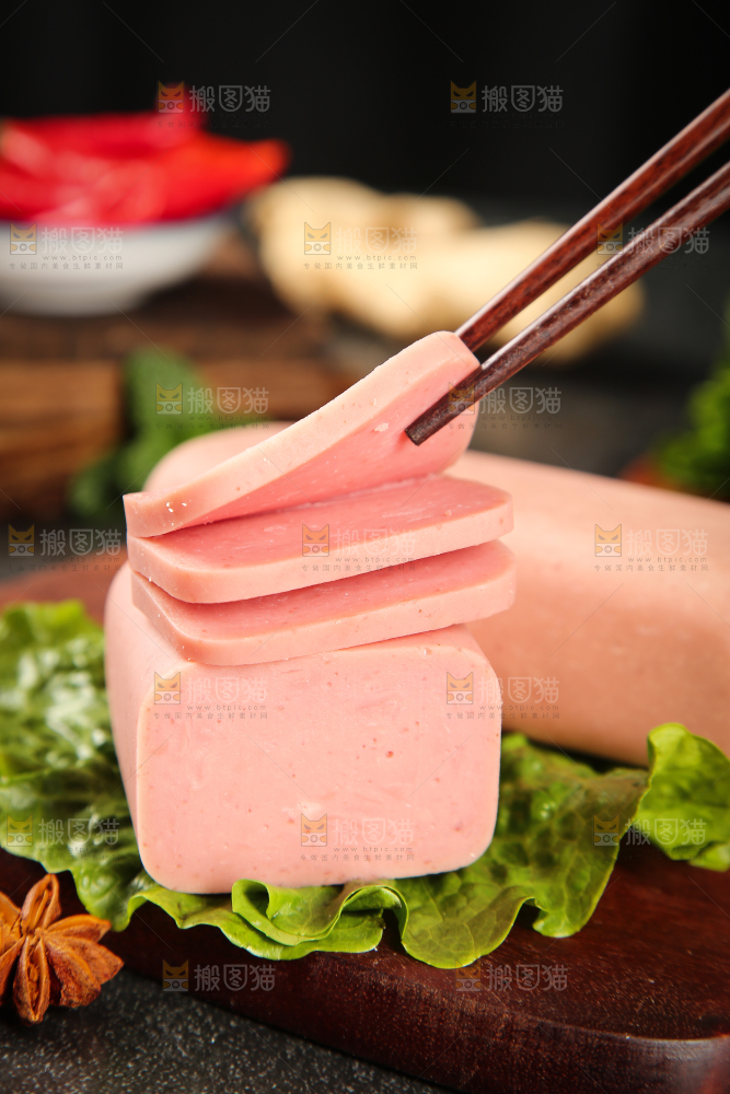 筷子上夹着午餐肉切片