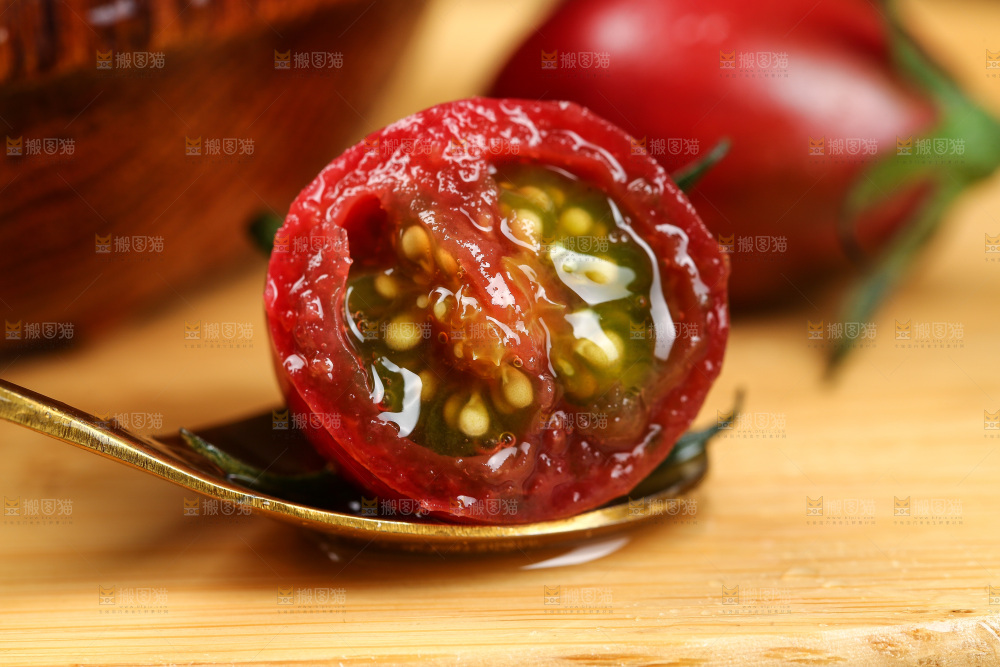 勺子上舀着珠珠小番茄