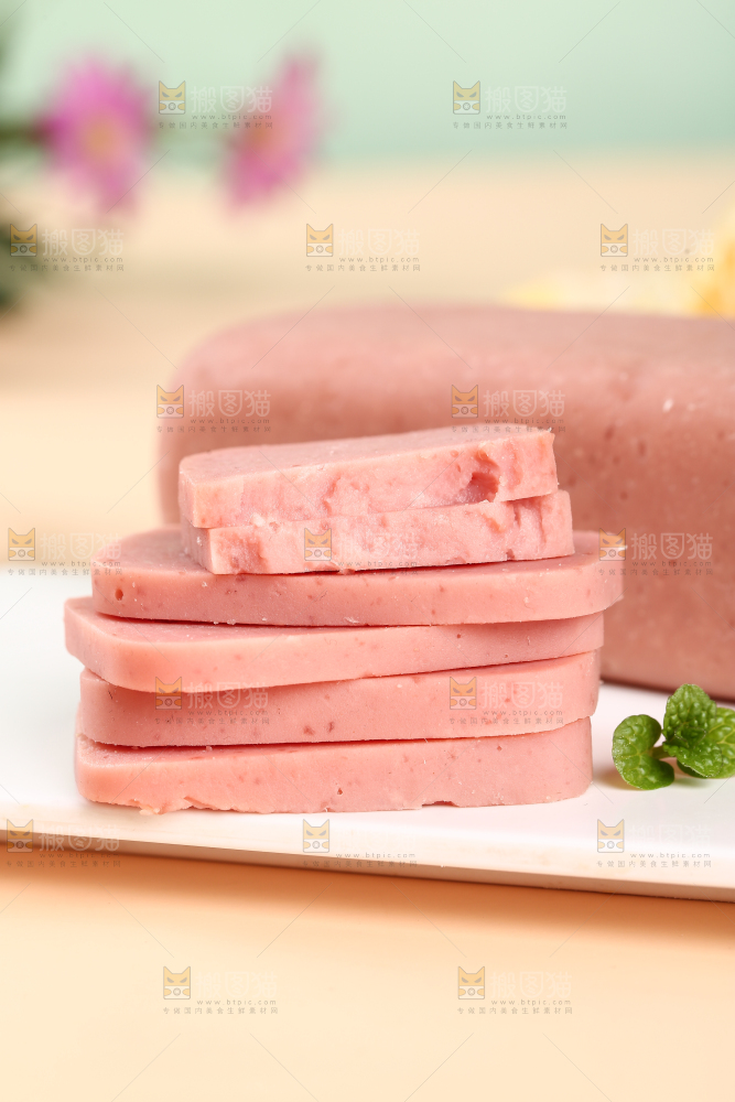 盘子里的午餐肉切片