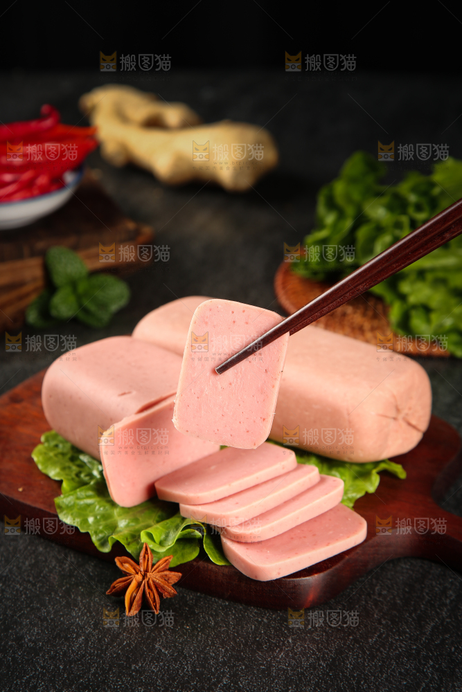 筷子上夹着午餐肉