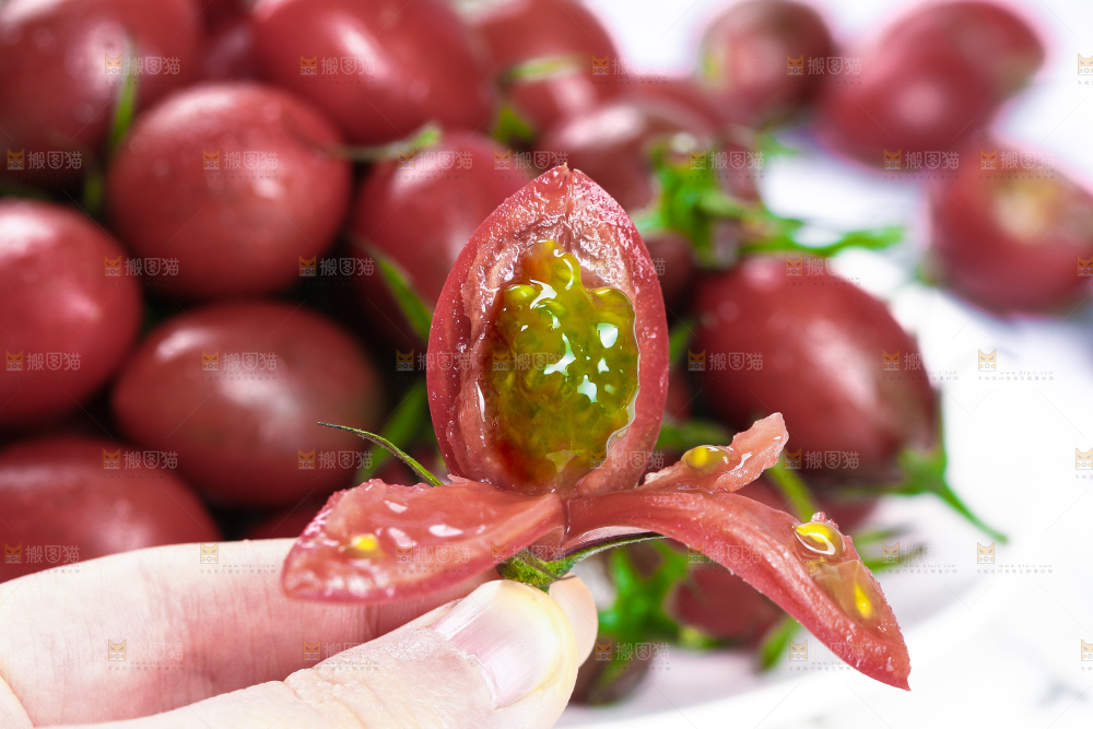 手里拿着小番茄