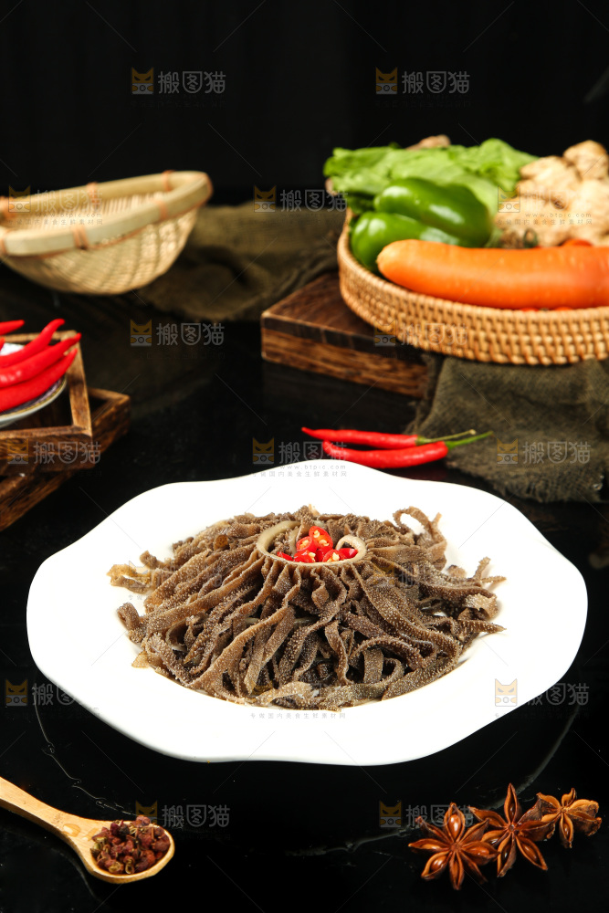 盘子里装着牛百叶