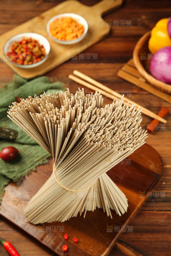 木板上的荞麦面条