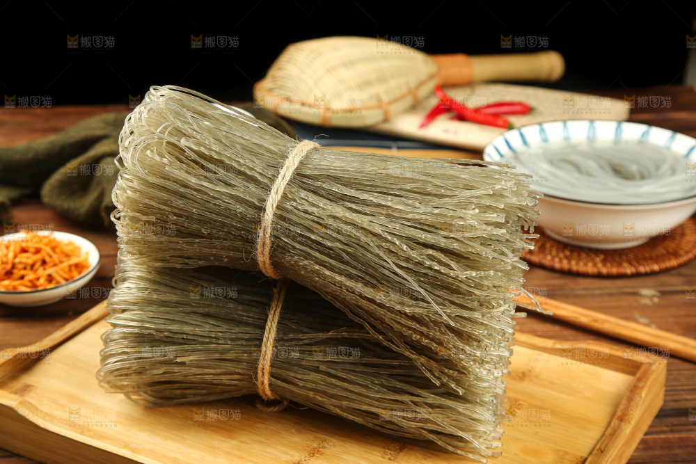 木盘里装着红薯粉