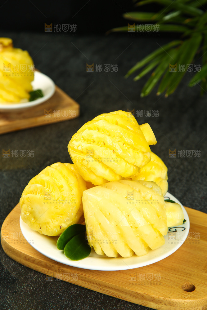 盘子里装着泰国小菠萝