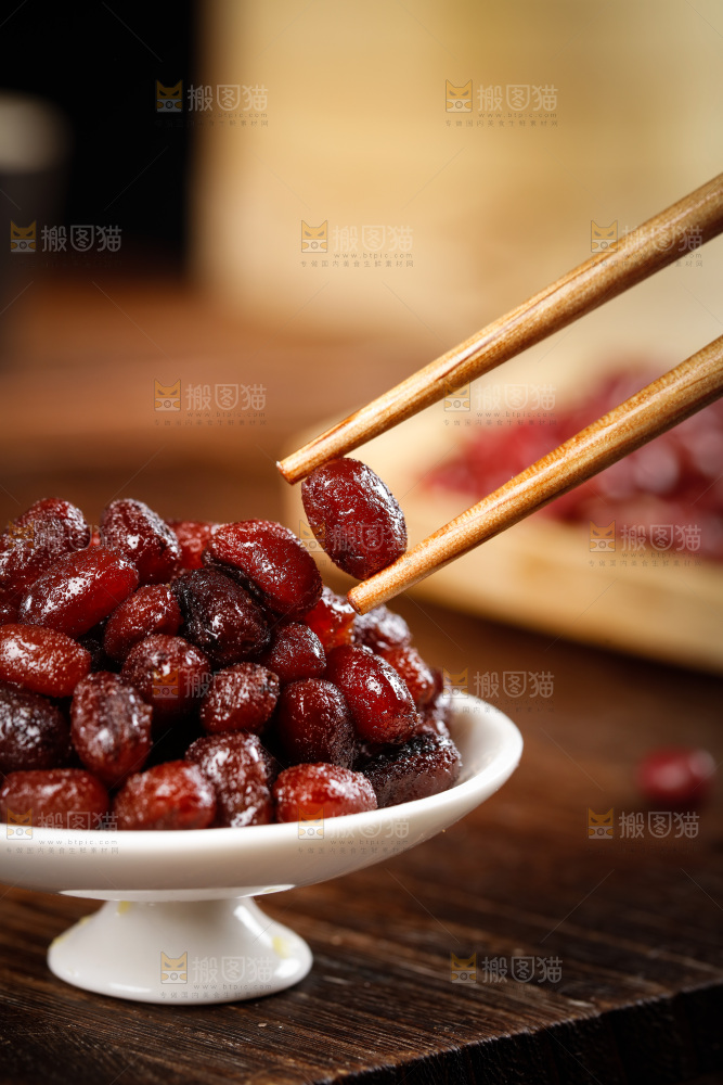 筷子上夹着糖蜜红豆