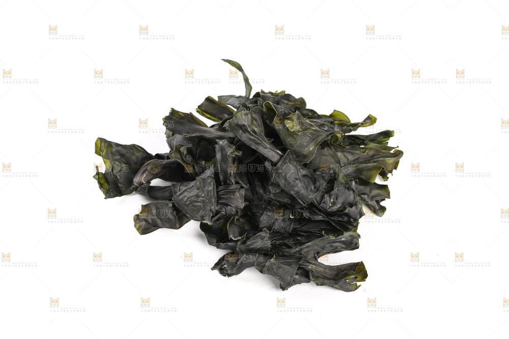 白底上放着一堆干海带结