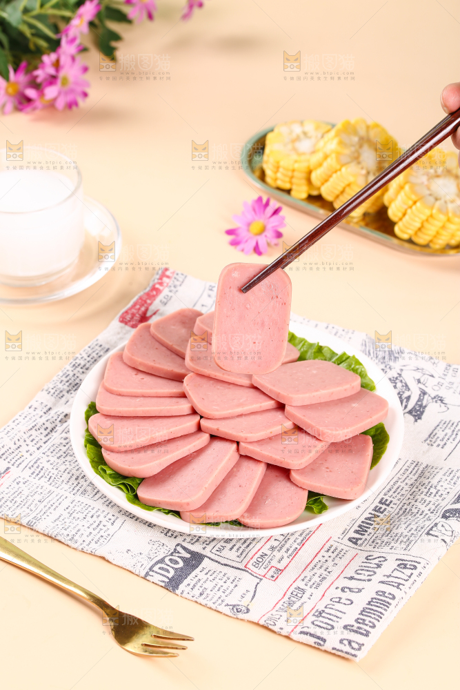 筷子上夹着切片的火腿肠