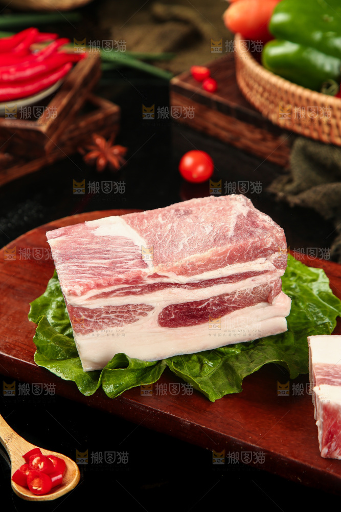 木板上放着带皮五花肉