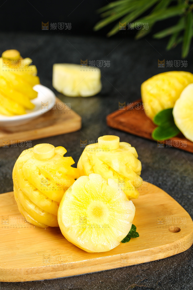 木板上的削皮小菠萝