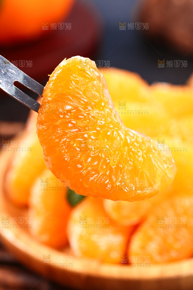 叉子上插着耙耙柑果肉