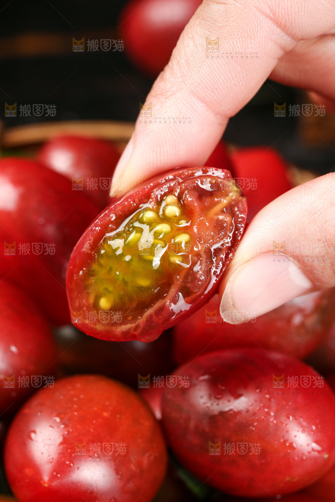 手里拿着小番茄