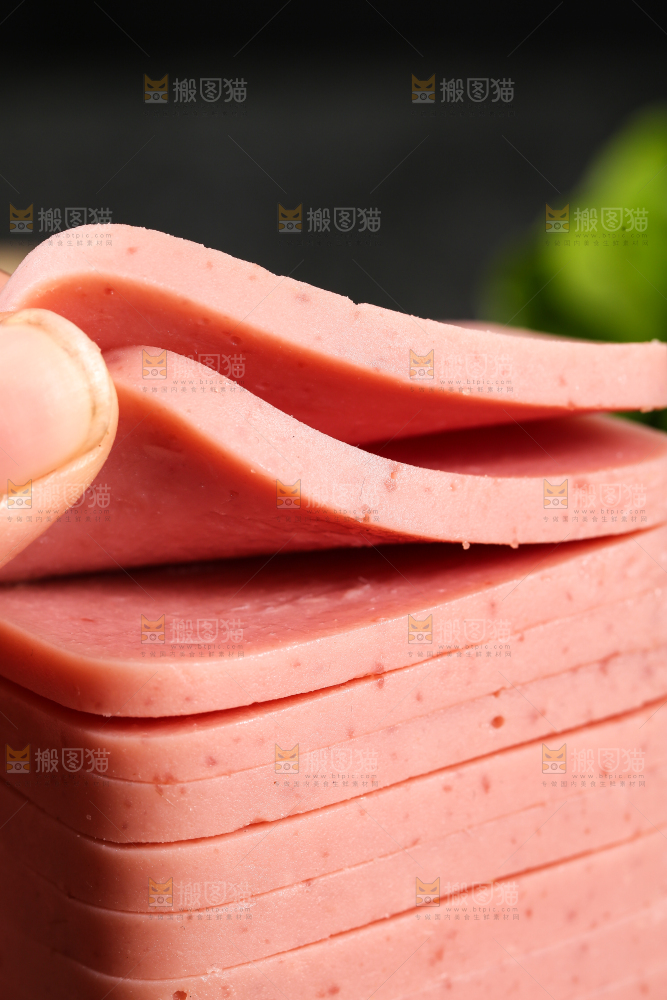 手里拿着切片的午餐肉