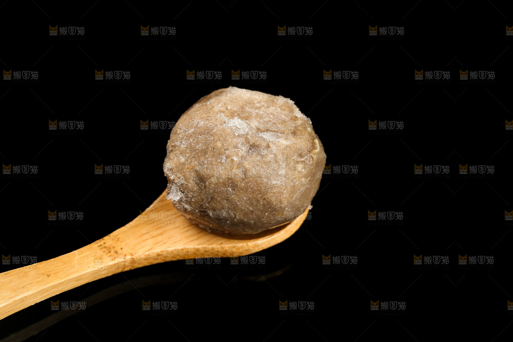 勺子上放着撒尿牛肉丸