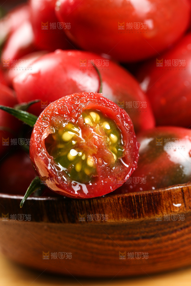碟子里的新鲜小番茄