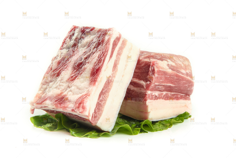 白底上放着五花肉