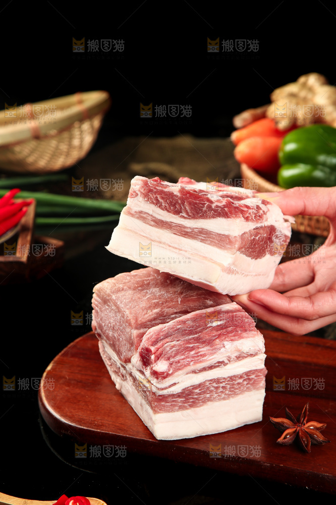 手里拿着五花肉