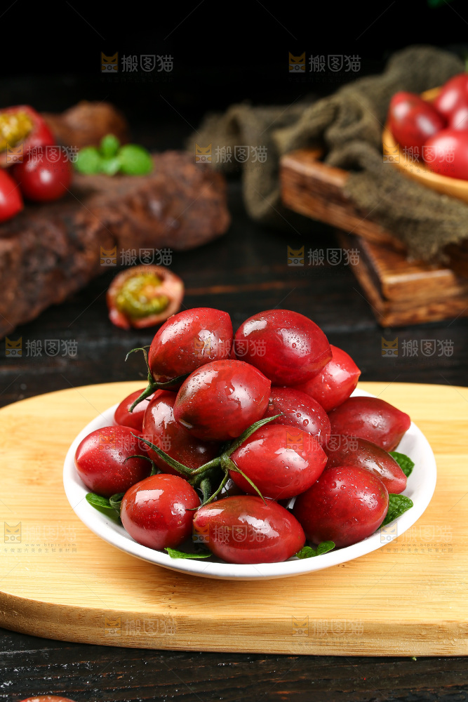 木板上放着一碟圣女果