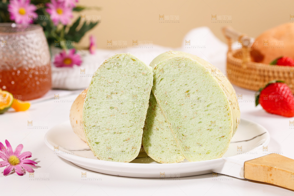 盘子里摆放着粗粮面包
