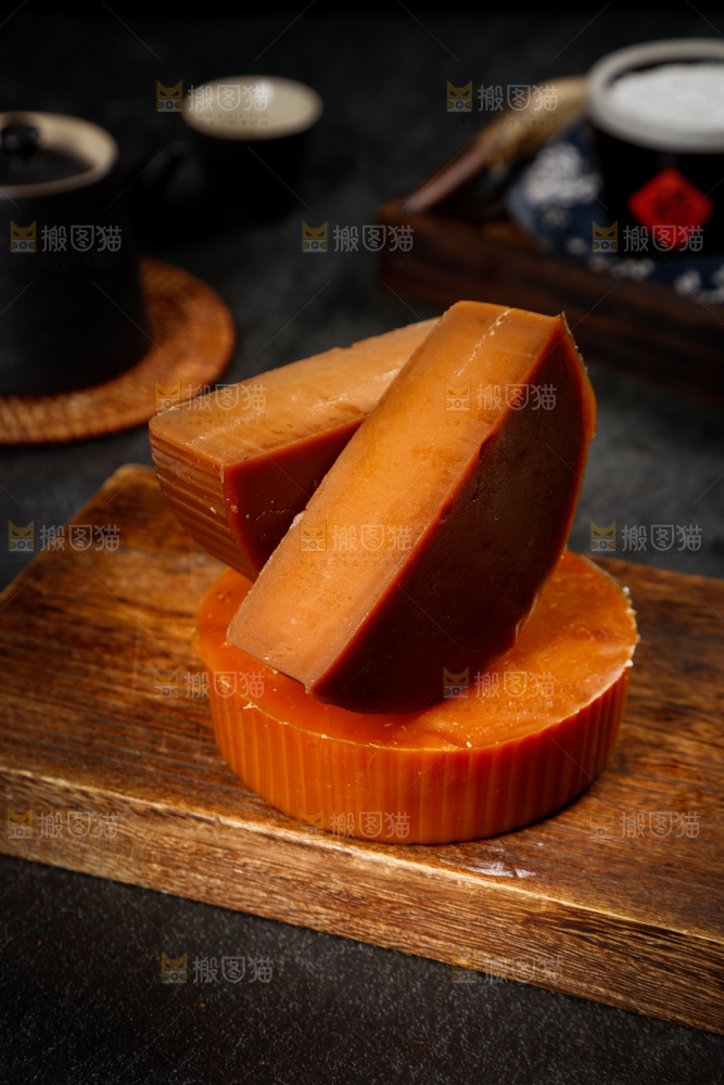木板上放着切开的红糖年糕