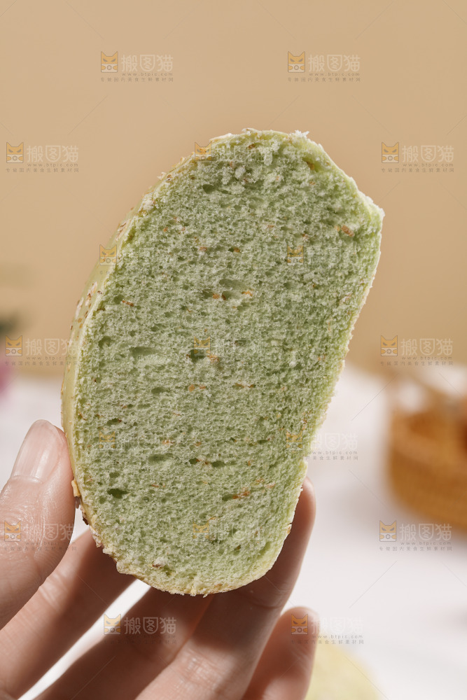 手里拿着切开的欧包