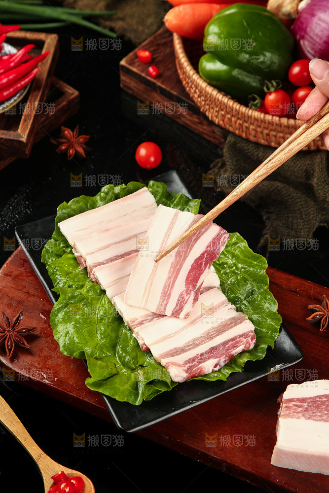 筷子上夹着五花肉片