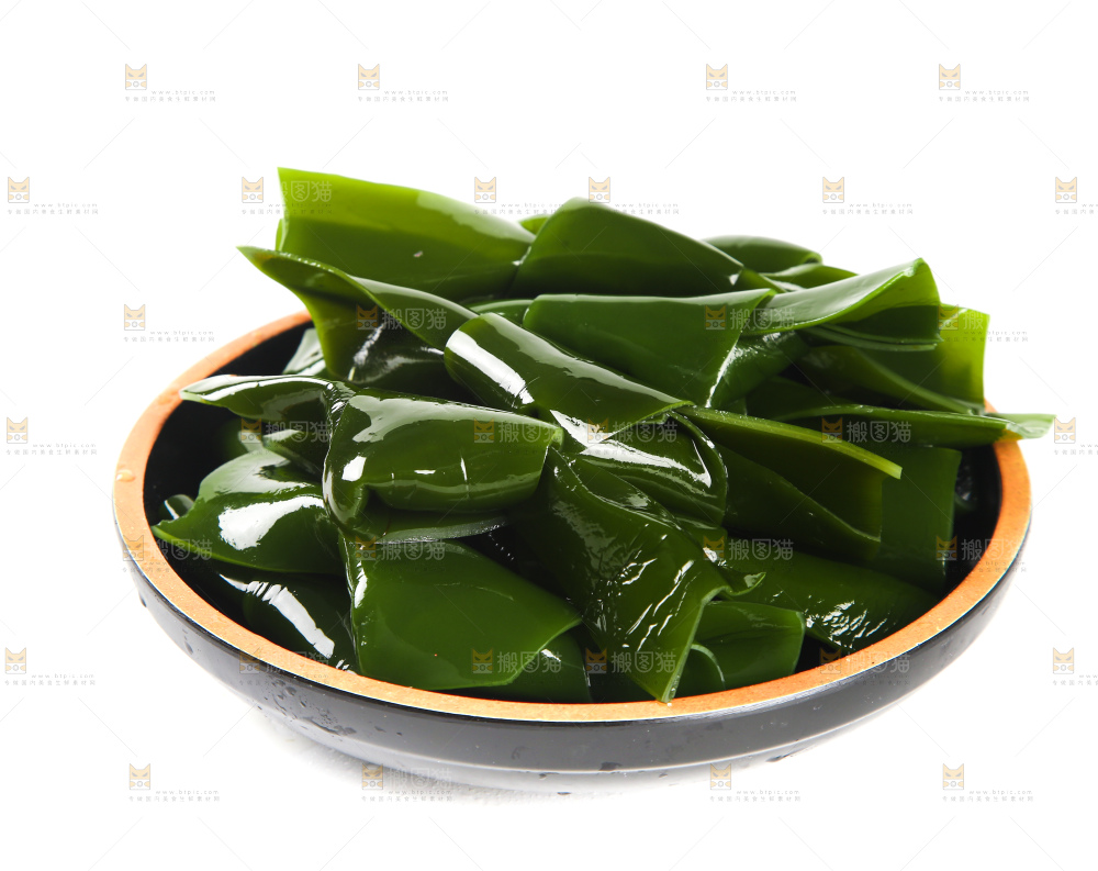 白底上放着一盘海带结